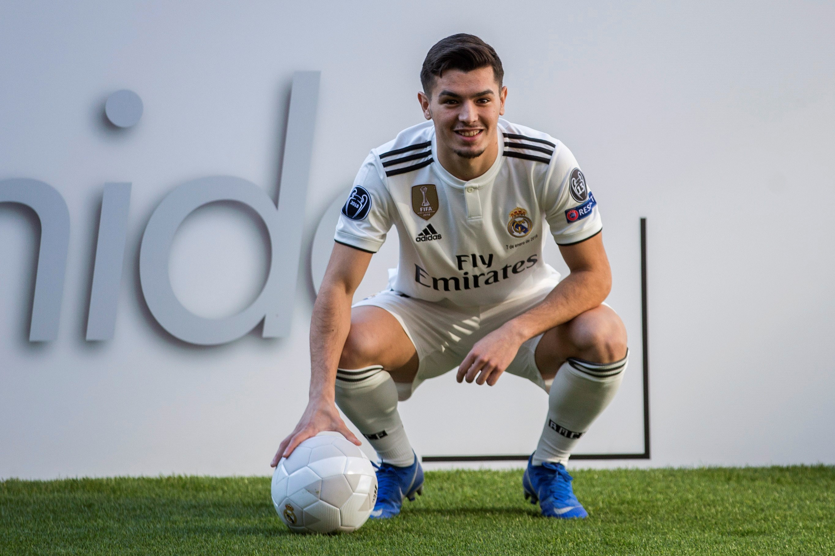 哥伦比亚中场在国内联赛中打入制胜一球