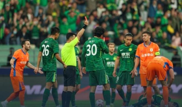 包含泰山遭遇争议红牌，国安乘势反超比分完成逆转的词条